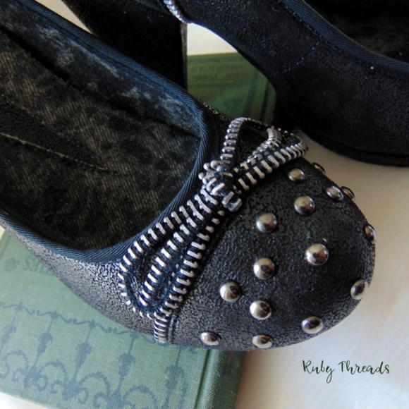Sandales Plates Rampage Pour Femme - Noir Avec Studs Dorés - Fermeture Zip - Taille US 7.5
